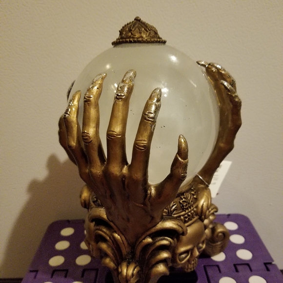 CRYSTAL BALL SKULL LIGHT  MOTION SOUND SNOW GLOBE - Picture 4 of 7